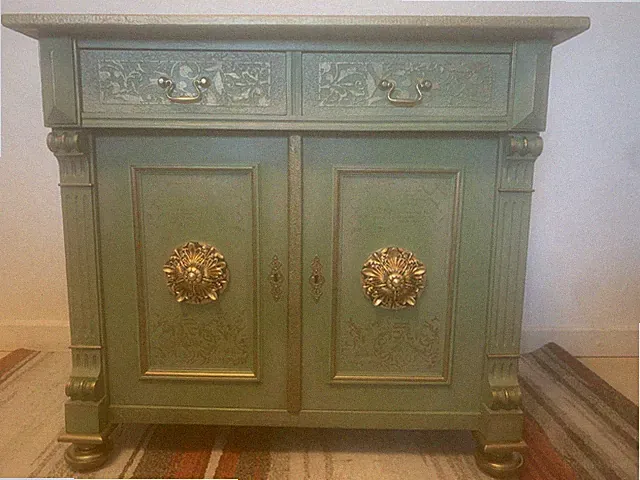 Einzigartiger antiker Kommode aus Naturholz 85x78x61 cm