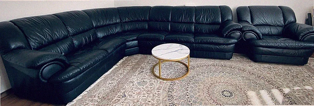 Elegante Ledercouchgarnitur mit Couchtisch zu verkaufen