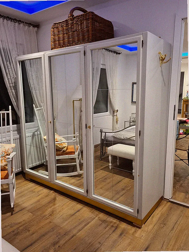 Eleganter Art-Déco-Kleiderschrank aus Massivholz mit 3 Spiegeltüren