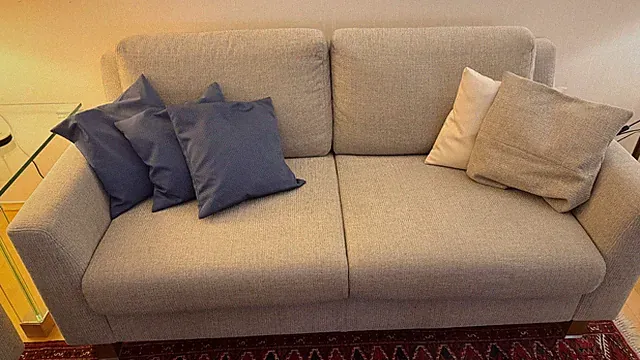 Elegantes Sofa-Set (2x) mit Glastisch – stilvolle Wohnkombination