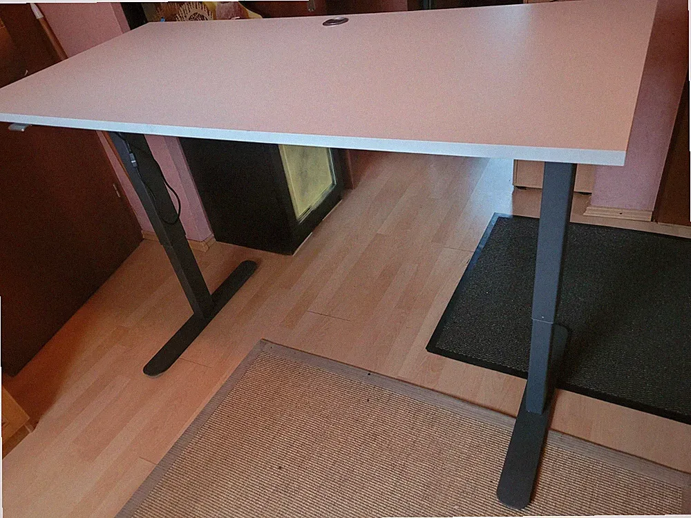 Elektrisch höhenverstellbarer Schreibtisch K415 von Maja Möbel