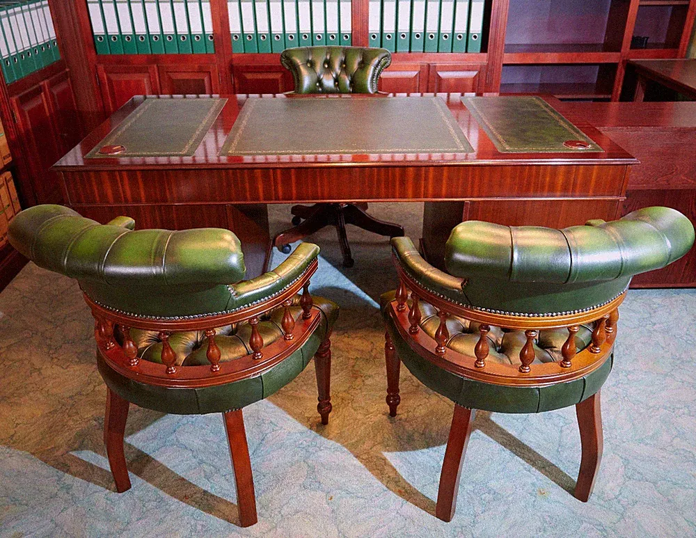 Englisches Chefzimmer Mahagoni Chesterfield grün Schreibtisch 3 Stühle