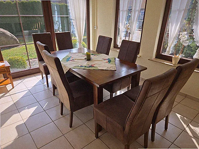 Esstisch, ausziehbar mit 8 Stühlen