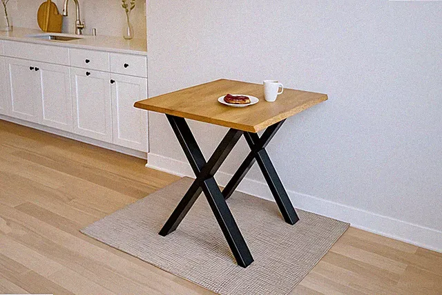Esstisch Baumkante massiv Eiche geölt 90 x 90 cm X-Gestell schwarz SALVADOR