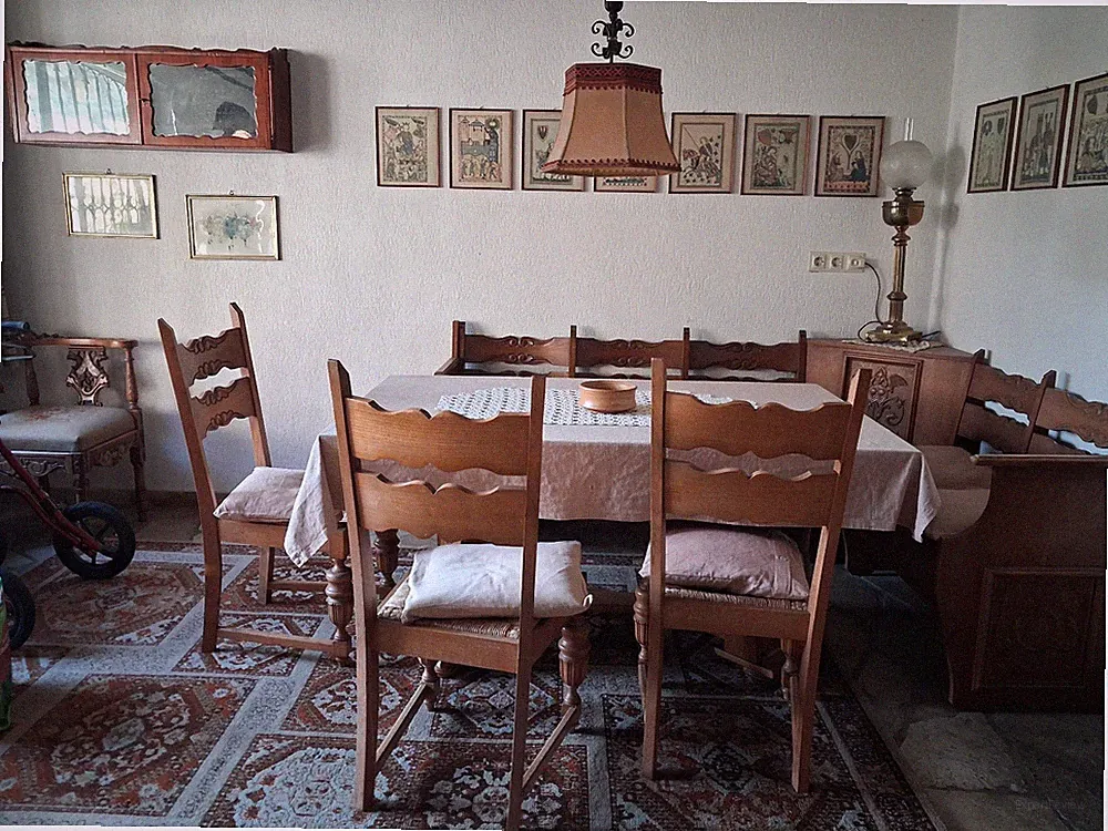 Esstisch mit geschnitzter Sitzbank und 3 Stuehlen