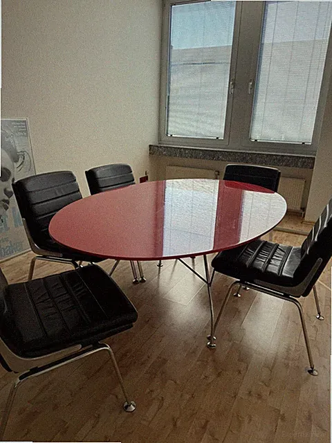 Esstisch von Kartell - Tischplatte oval hochglanzpoliert rot mit Chromgestell