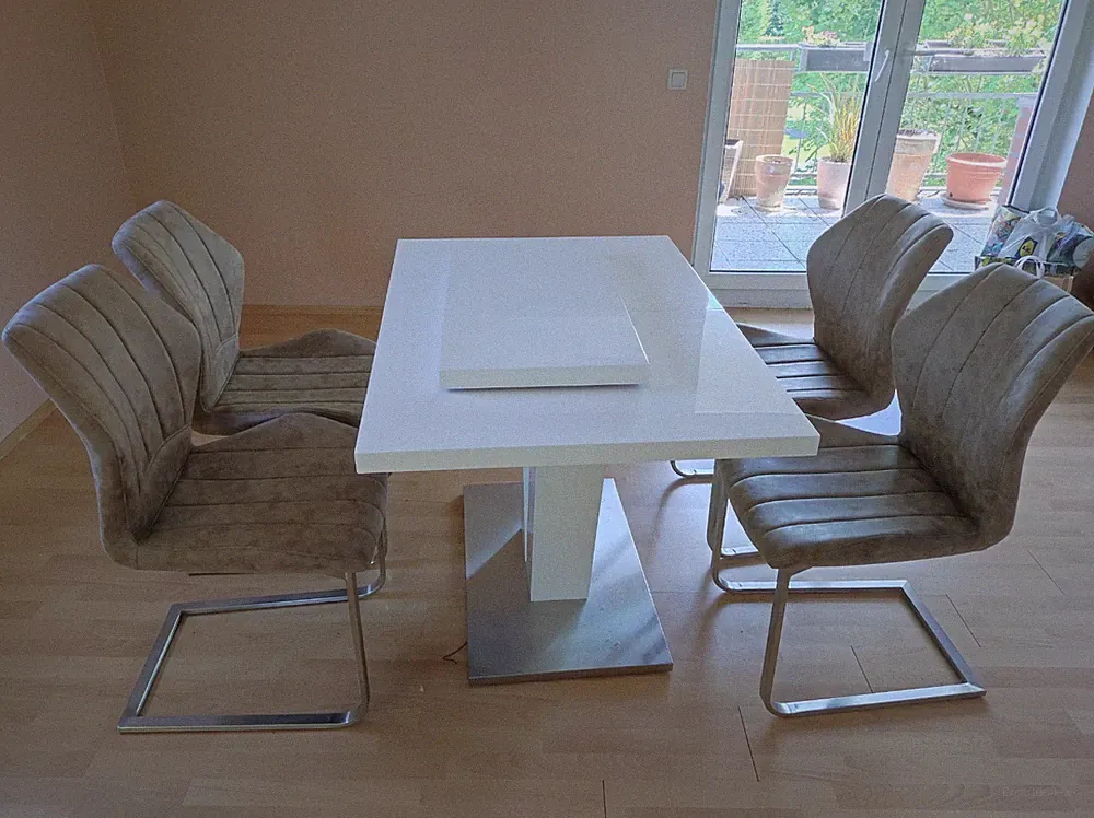 esszimmer mit 4 stühlen