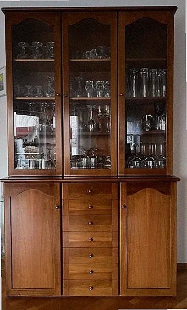 Esszimmer-Vitrinenschrank