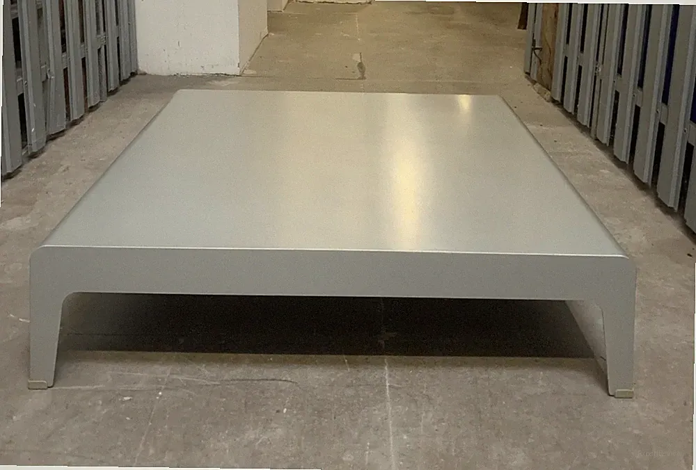 französischer designer couchtisch aus aluminium, grau, leicht glänzend, 80x80