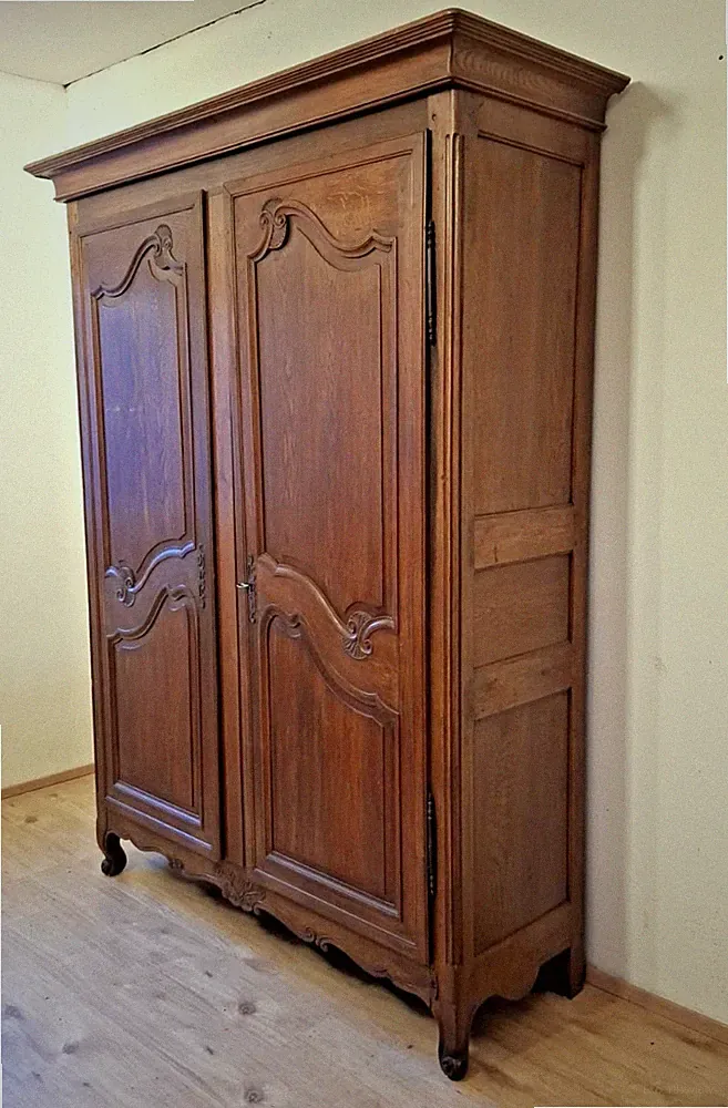 Französischer Louis XV Kleiderschrank aus Eiche, 18. Jh Antik