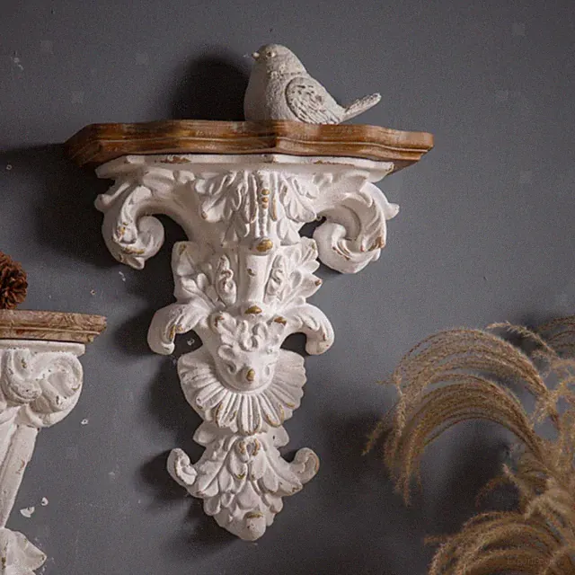 Französisches Wandregal im Antik Design mit verzierter Halterung und