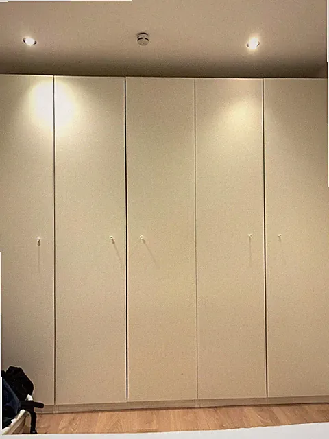 Freisteh. Kleiderschrank kein Jahr alt, weil wir umziehen müssen wir Verkauf