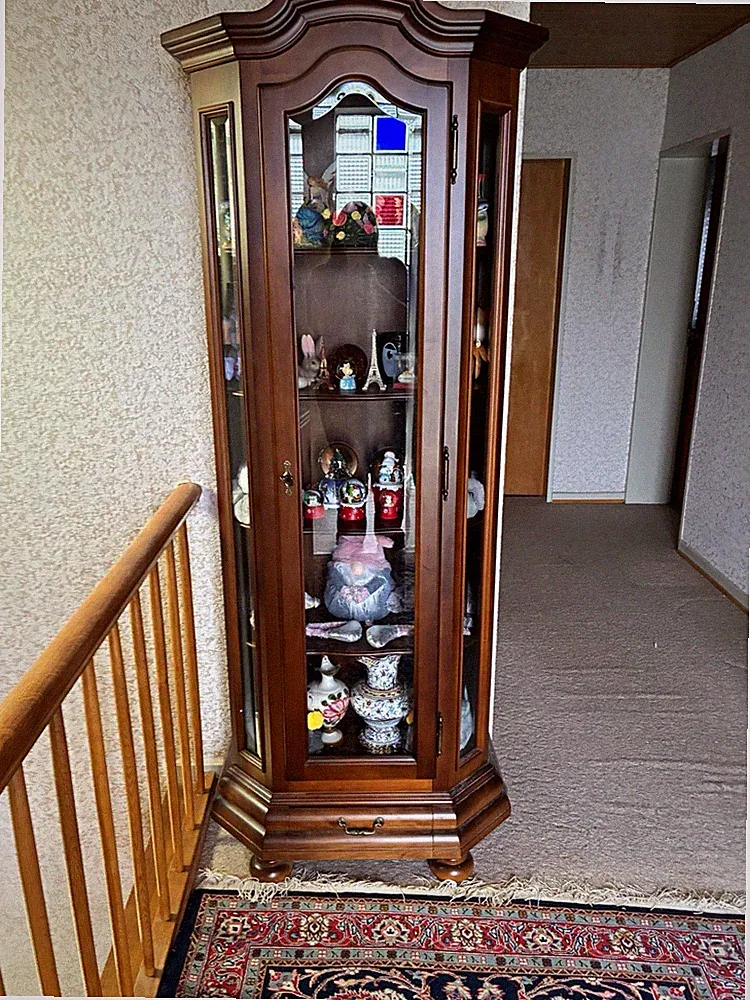 Freistehende Vitrine aus Holz/Glas mit Glastür, braun, 5 Fächer ohne Inhalt