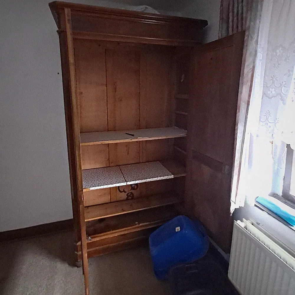 Freistehender Holz-Kleiderschrank braun 2-türig mit Einlegeboden 120x160