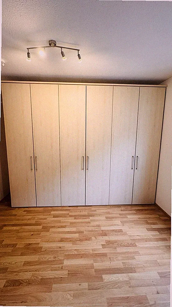 Freistehender Kleiderschrank 300x65x245cm helles Holz, 6 Türen, Böden