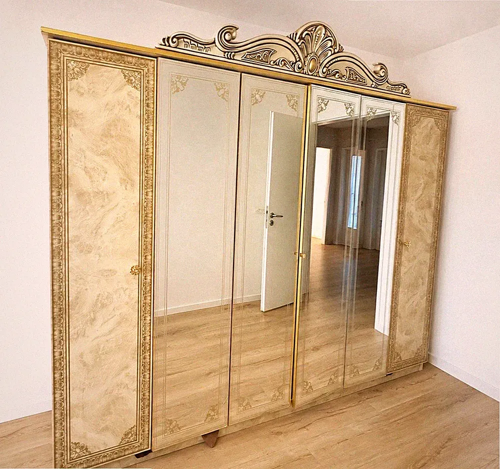Beige Kleiderschrank