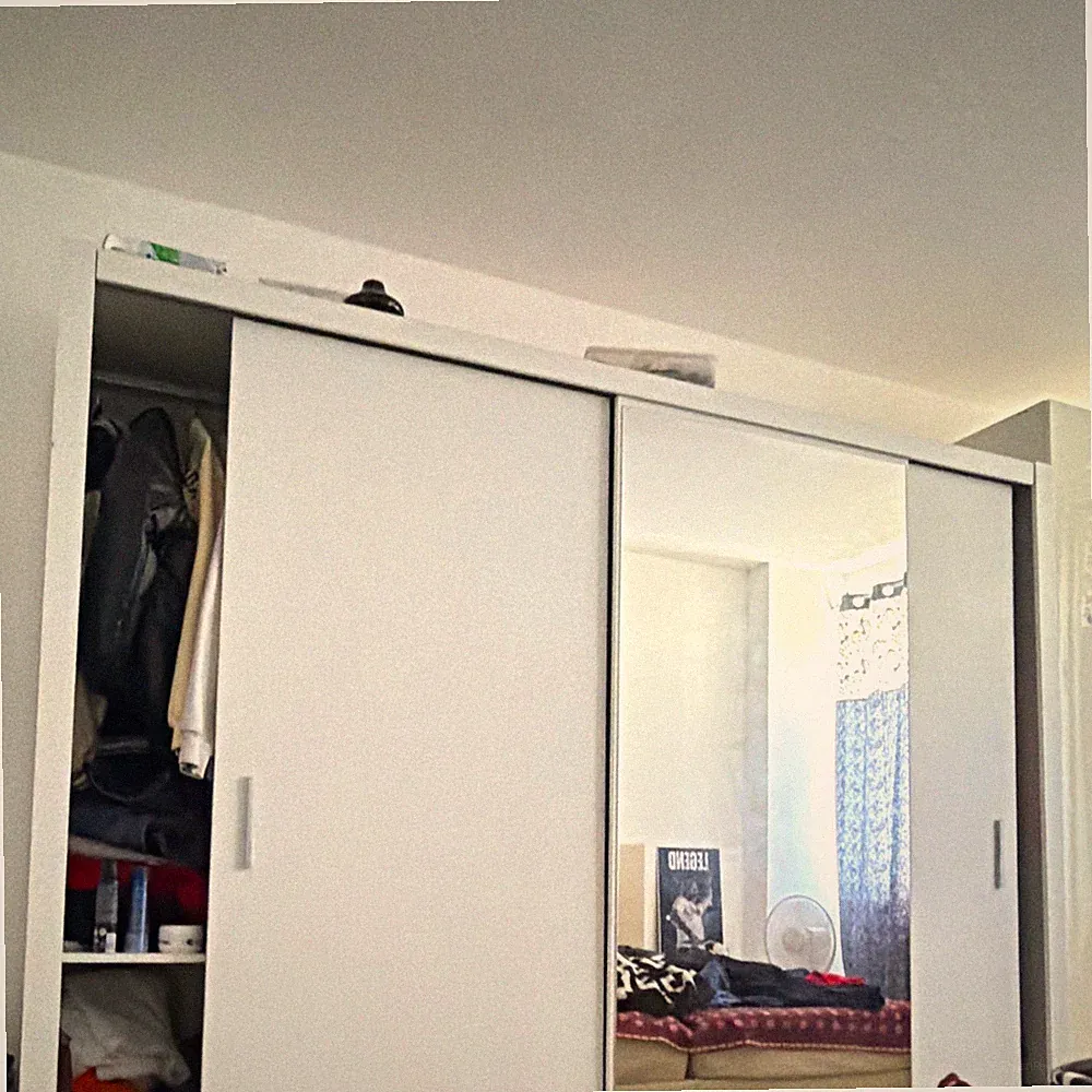 Freistehender Kleiderschrank Weiß 225x200x55 cm, 3 Schiebetüren, Spiegel