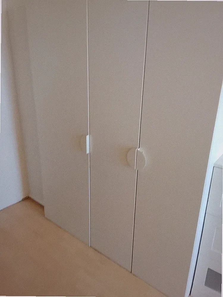 Freistehender Kleiderschrank Weiß 3 Drehtüren Scharnier 125x105x60 cm