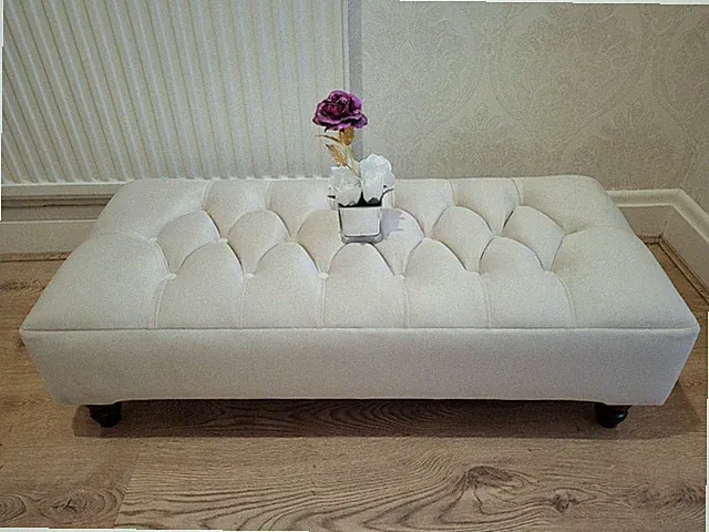 Fußhocker, Couchtisch, Pouffee Hocker im Chesterfield Design weicher / plüschiger Samt