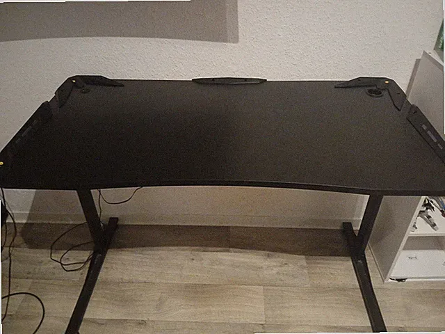Gamer Tisch Gamingdesk mit Kabelbox, Headsethalter, Getränkhalter, 140cm