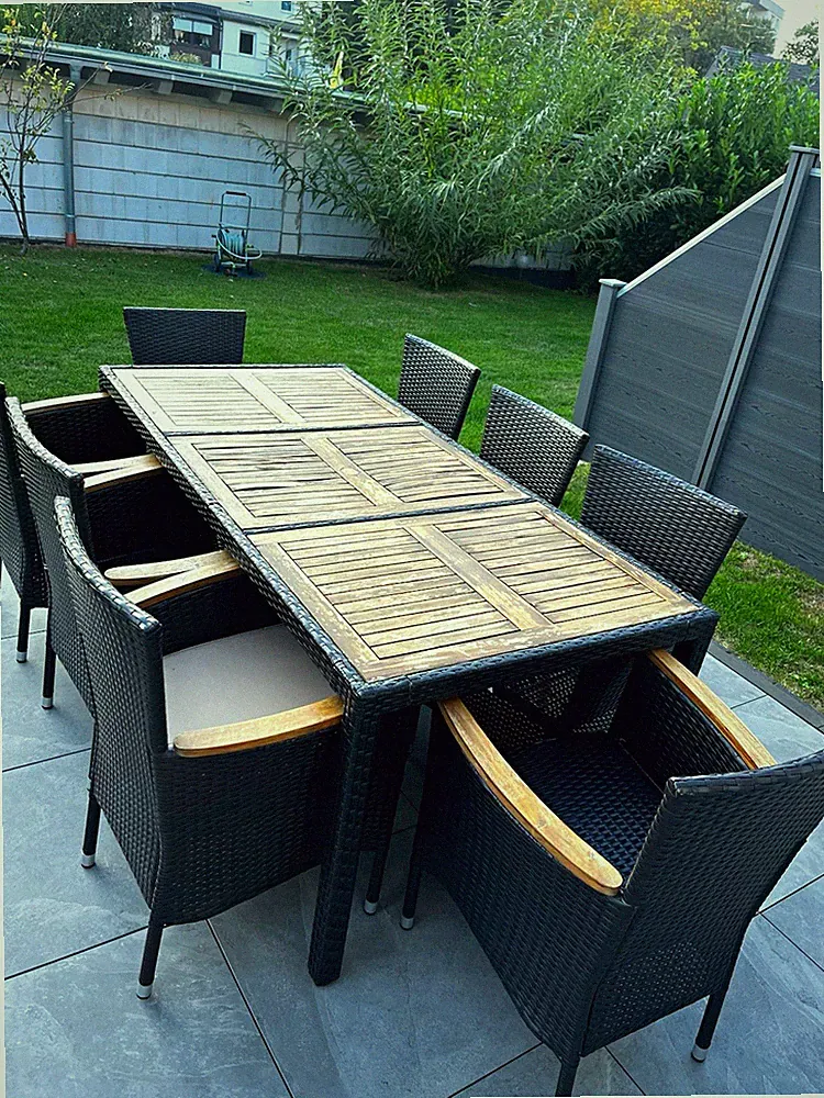 Gartenmöbel-Set: rechteckiger Holztisch braun + 8 Rattan-Stühle schwarz