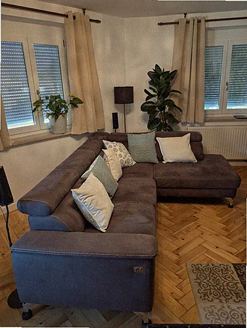 Gebrauchte und gemütliche Federkern- Couch elektrisch ausfahrbar, braun 🛋️