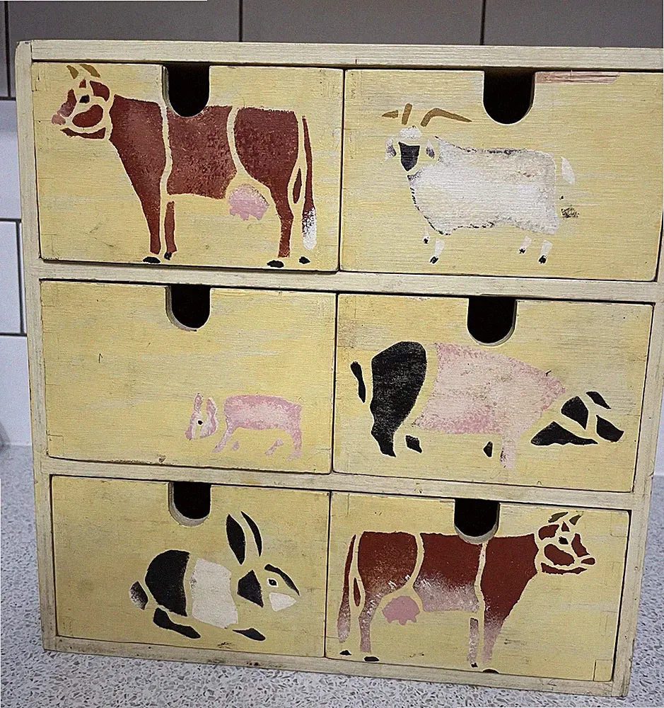 GELB BEMALTE KLEINE IKEA MOPPE KOMMODE MIT 6 SCHUBLADEN HANDSCHABLONIERT BAUERNHOFTIERE