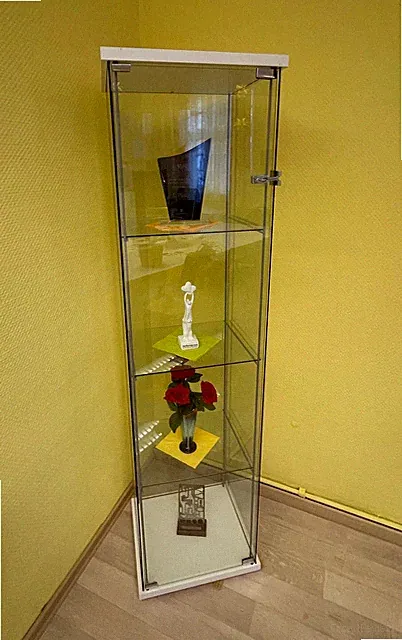 Glas-Vitrine mit drei Glasböden, Standfester Sockel, Tür verschließbar