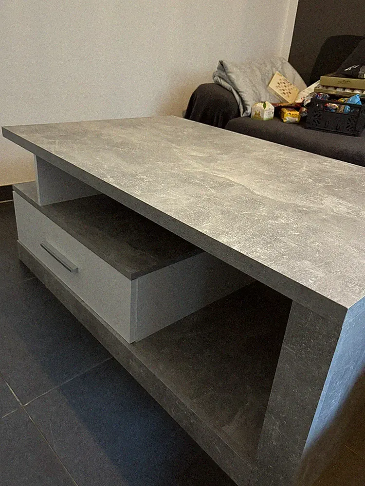 Grauer Couchtisch