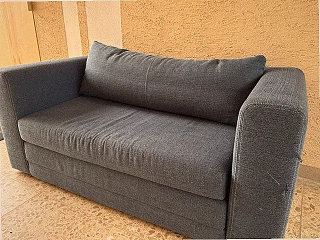 Graues 3-Sitzer/Schlafsofa mit quadratischen Armlehnen, Polyester, 170x150x55