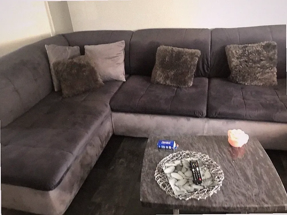 Graues Sofa mit Schlaffunktion