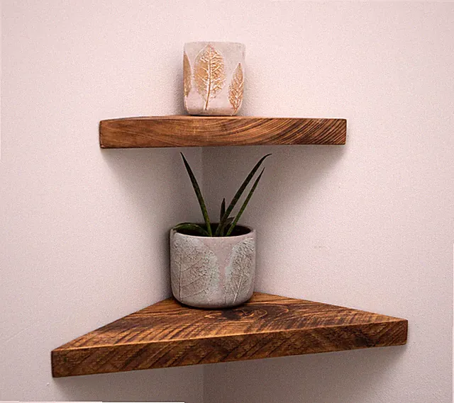 Grobe Eckregale / Schweberegale aus Holz