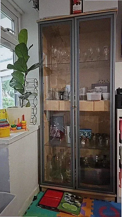 große handbemalte Vitrine, grau und creme.