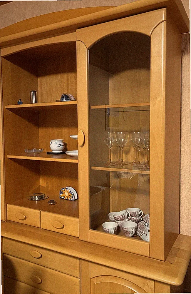 Große hellbraune Vitrine aus Holz mit Glastüren, 6 Schubladen, 150x200x50 cm