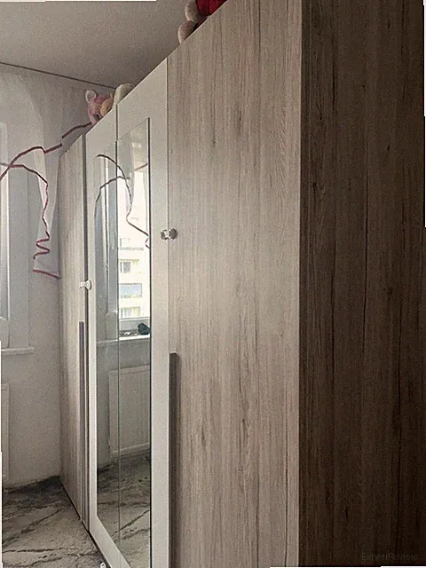 Großer 4 Türen Schrank mit Eine Große Spiegel Glas Und Innen Sehr Viel Platz