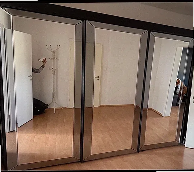 Großer Kleiderschrank mit Spiegeltüren zu verkaufen.