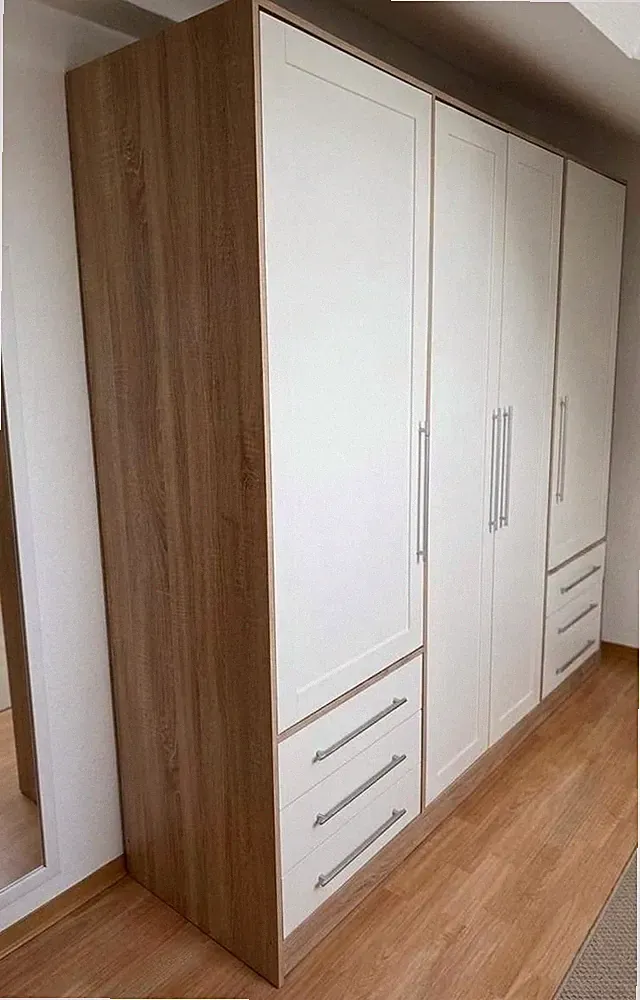 Großer und geräumiger Kleiderschrank