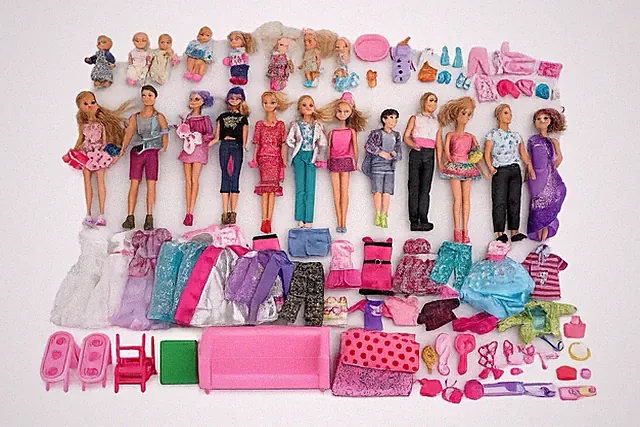 Großes Barbie-Konvolut mit 30+ Puppen, Kleidung, Zubehör & Möbel – Komplettset
