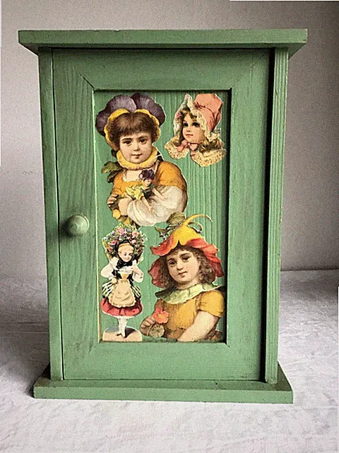 Grün lackierter französischer Decoupaged Schlüssel Echtholz Schrank.