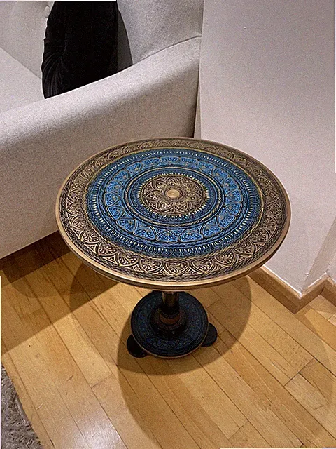 Handbemalter runder Couchtisch aus lebendigem Kunstholz - blaues Naksheen-Design