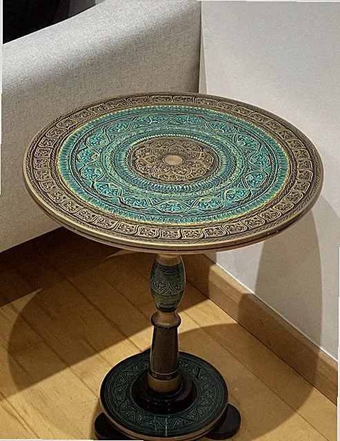 Handbemalter runder Couchtisch aus lebendigem Kunstholz - grünes Naksheen-Design