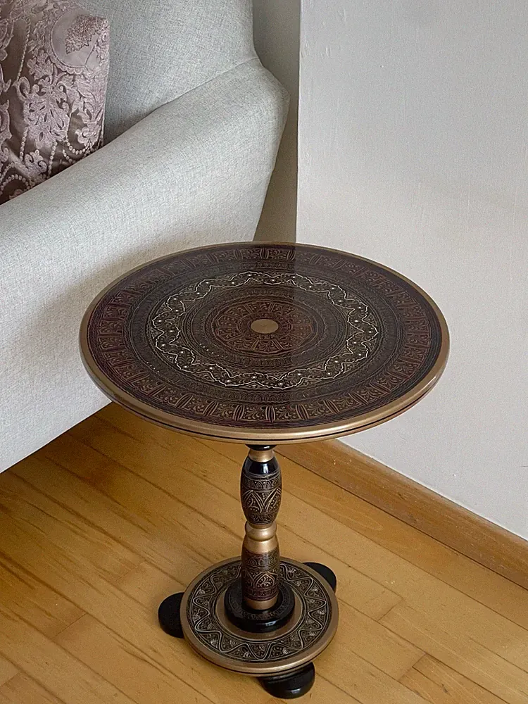 Handbemalter runder Couchtisch aus lebendigem Kunstholz - schwarzes Naksheen-Design