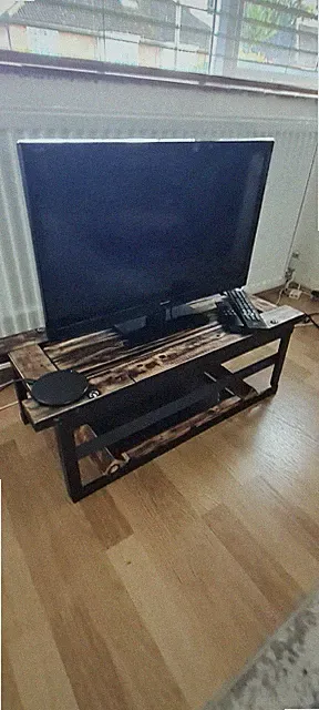 Handgefertigter industrieller/rustikaler Stil verbranntes Holz und Stahl TV/MONITOR Ständer