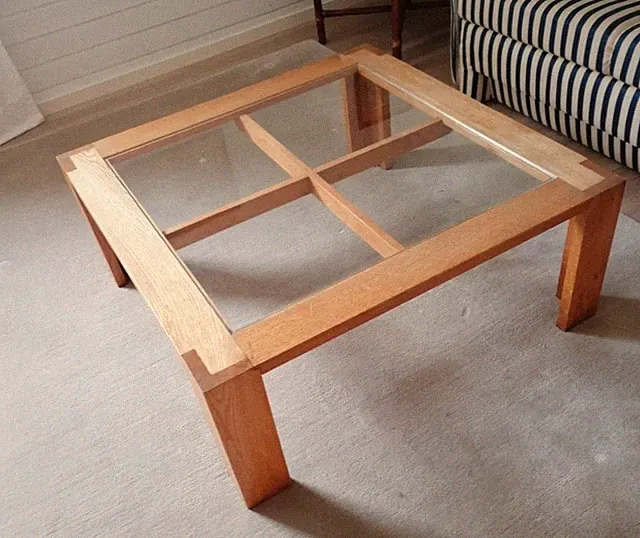handgeschreinerter Couchtisch, 100% Massivholz, Eiche, verglast, quadratisch