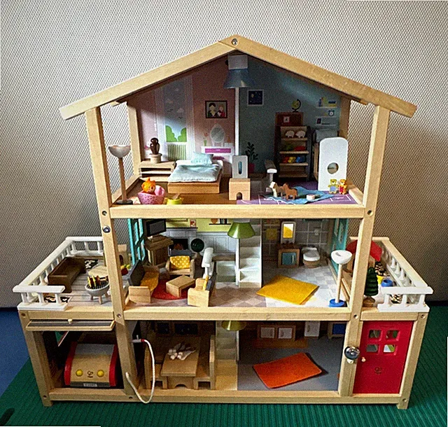 Hape Holz-Traumvilla 3-stöckig, 6 Zimmer, möbliert, Beleuchtung 1:12