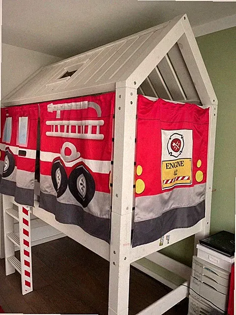 Hausbett im Feuerwehrstil gestaltet