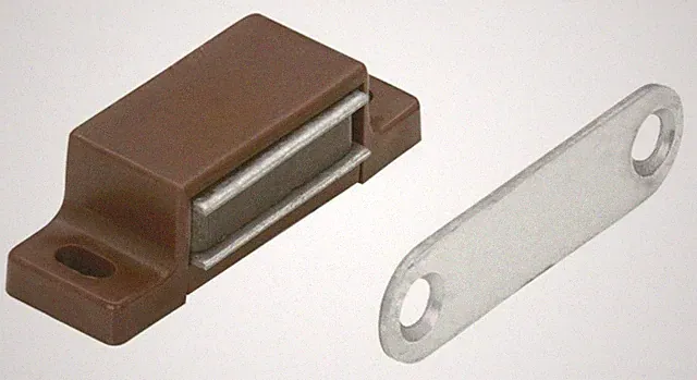 Hettich Magnetschnäpper, braun, 4-5 kg, 4 Stück. inkl. schrauben und Gegenplatte
