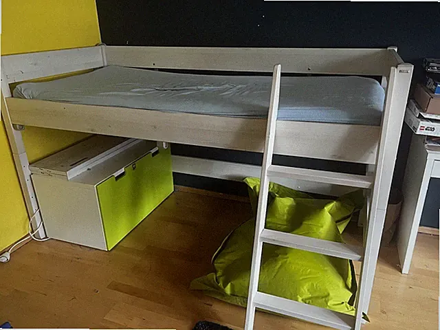 Hochbett mit Matratze, Kommode und Sitzsack
