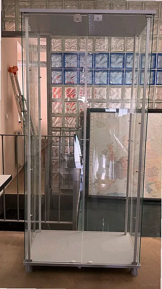 Hochwertige Glasvitrine mit Vier Einlegeböden und Neuem Schloss Silber