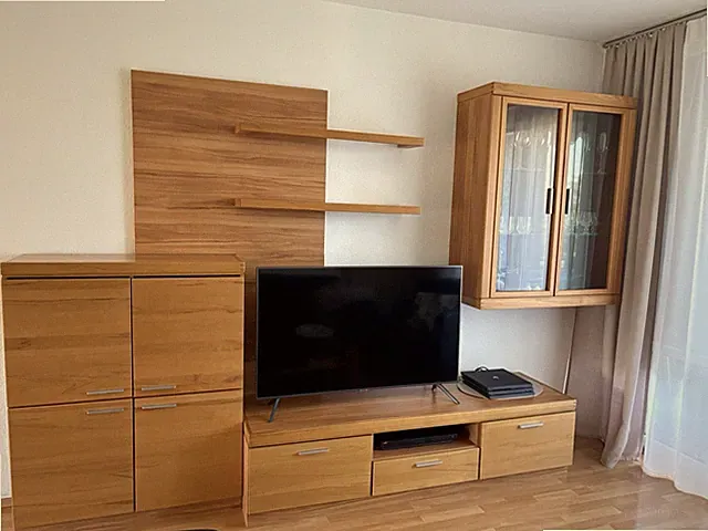 Hochwertige Massivholz Wohnwand von Segmüller – flexibel stellbar – 320 cm